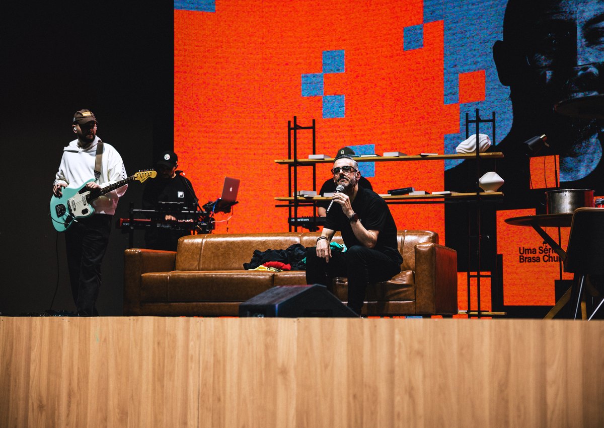 Palco com painel de LED durante evento