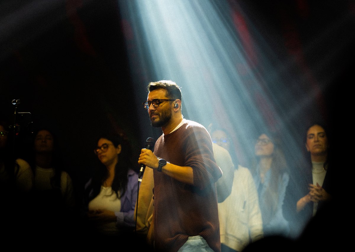Iluminação cênica durante evento no auditório